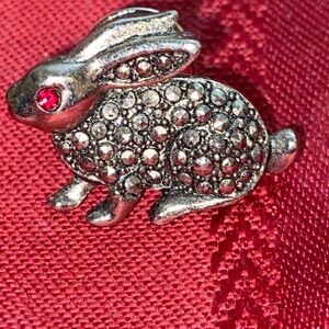 Vintage AVON BUNNY Tie TACK PIN Broach